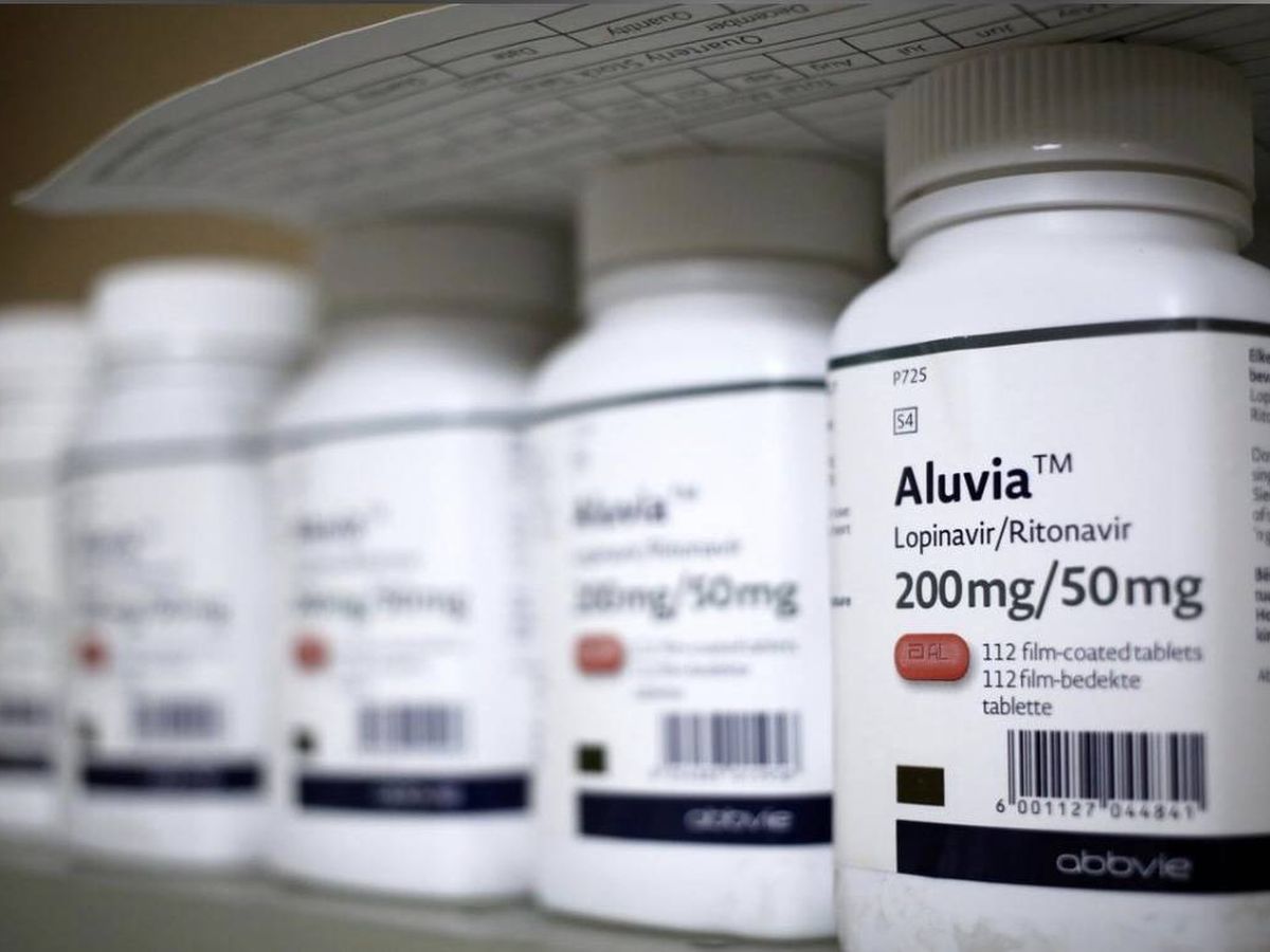 Foto: Botes de Lopinavir–Ritonavir, uno de los fármacos que se están testando. (Reuters)