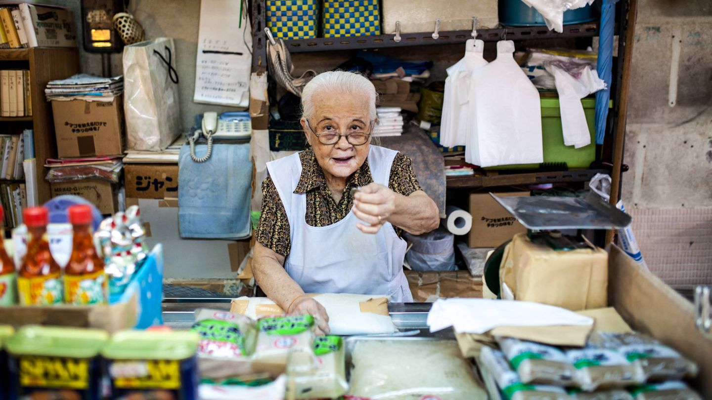 Dependienta anciana en el mercado de Makeshi en Okinawa. (iStock)
