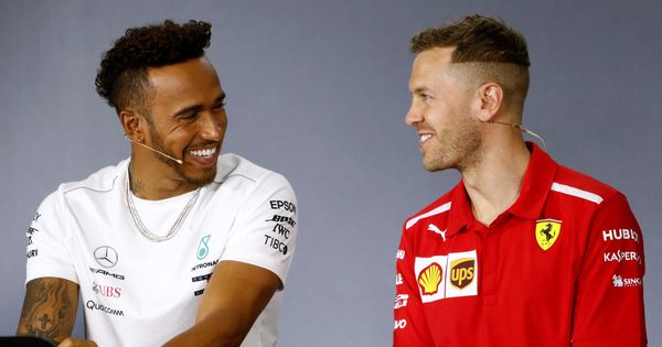 Foto: Lewis Hamilton y Sebastian Vettel bromean durante la primera rueda de prensa de 2018. (Reuters)