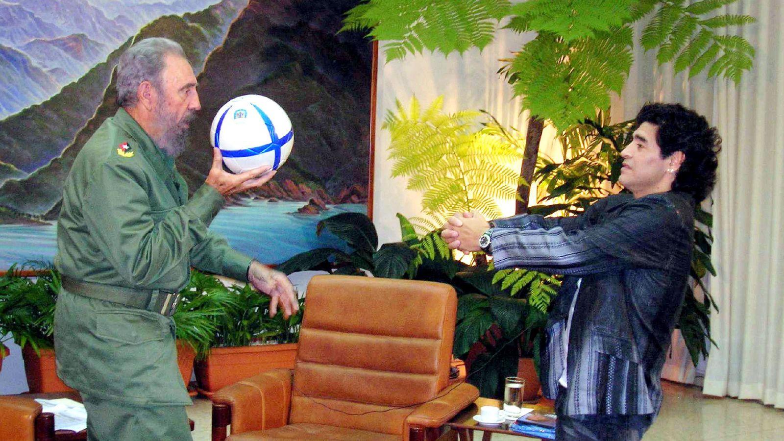 Foto: Fidel Castro junto a Diego Armando Maradona (Reuters)