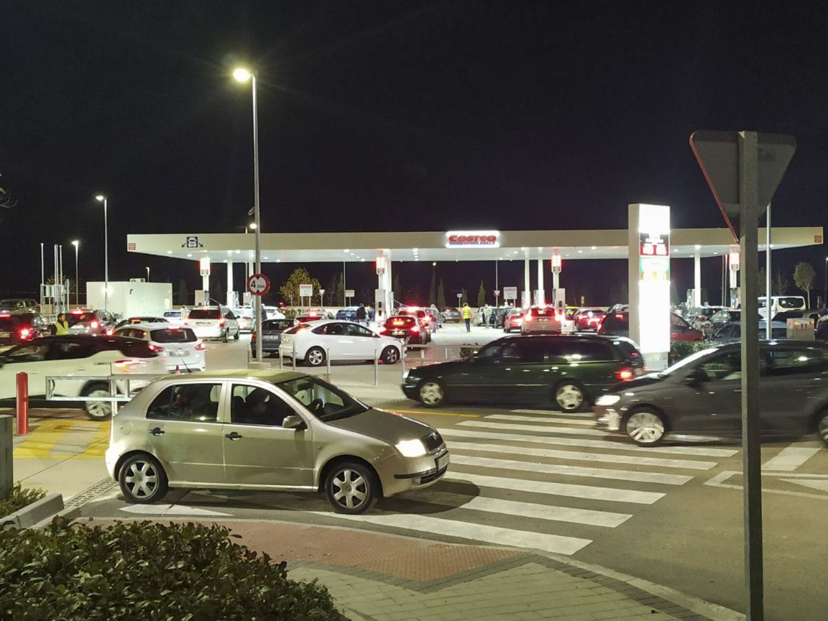 Foto: Decenas de coches forman cola en una gasolinera en Las Rozas, Madrid. (EFE/Juan A. Lavín)