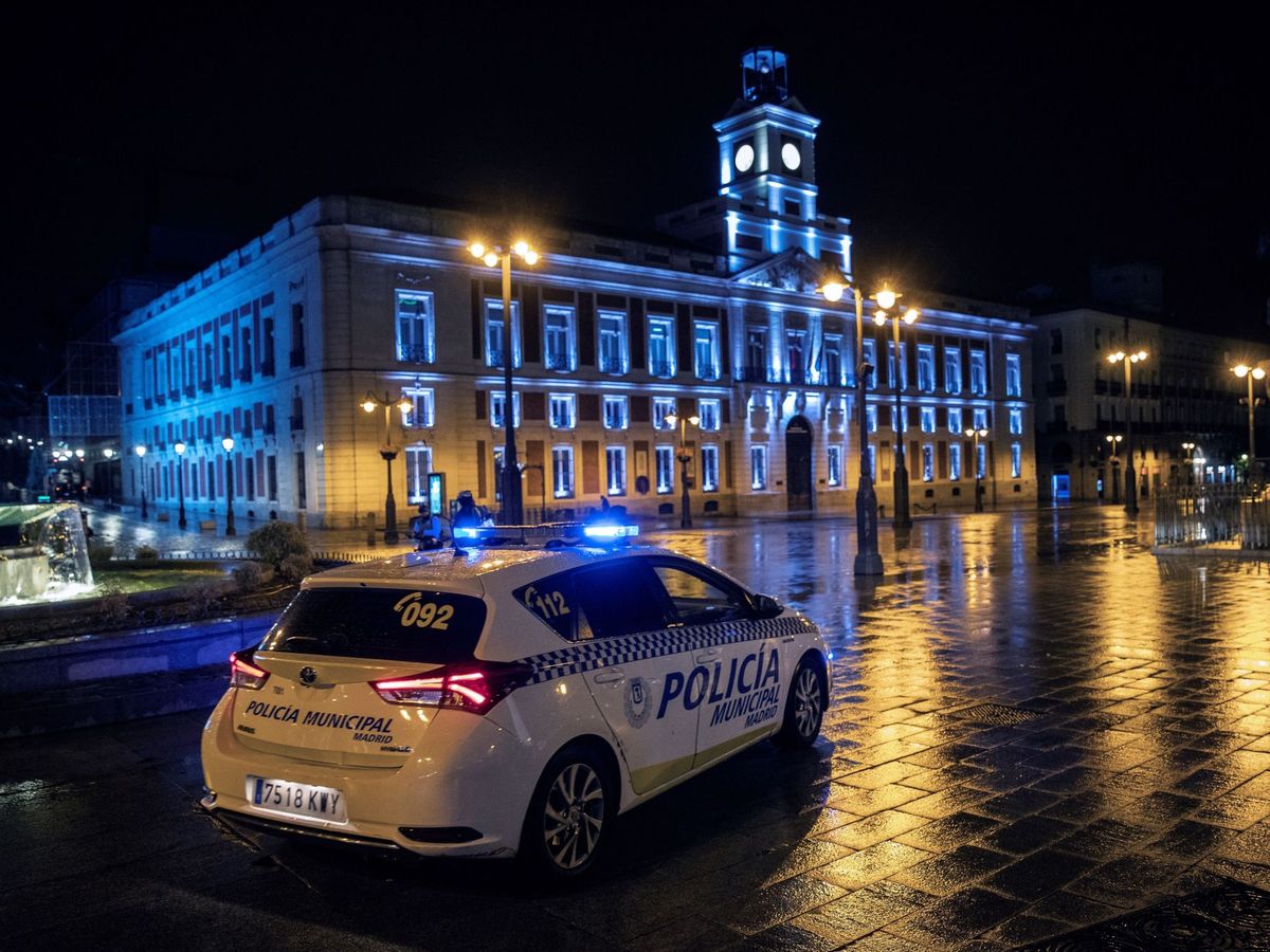 Foto: Un coche de Policía Local vigila las calles de Madrid. (EFE)