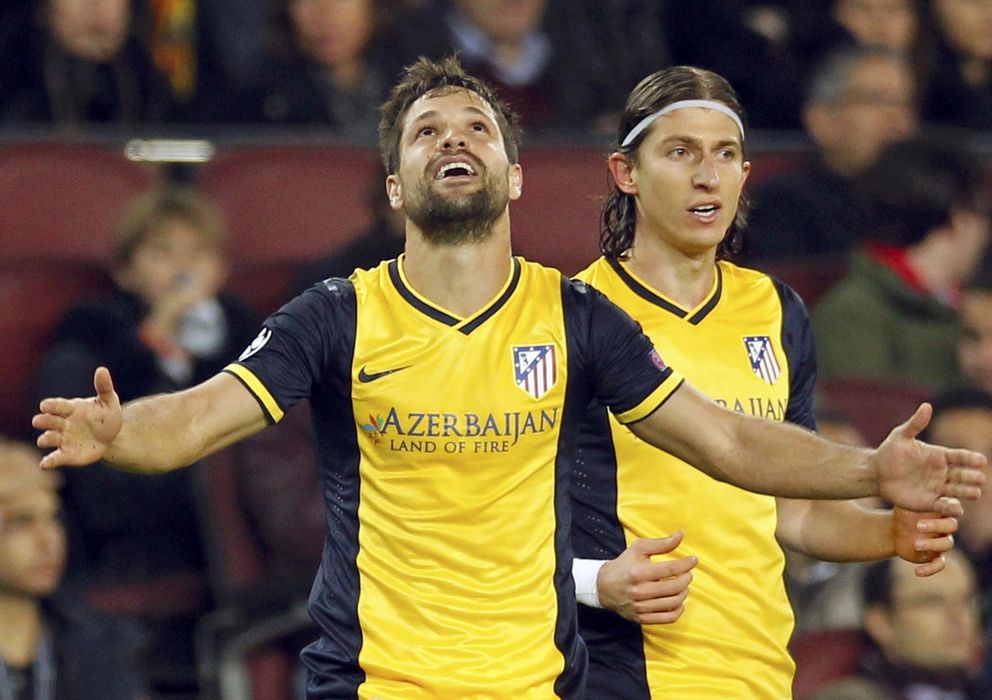 Foto: Diego celebra su gol mirando al cielo ante la presencia de Filipe Luis.