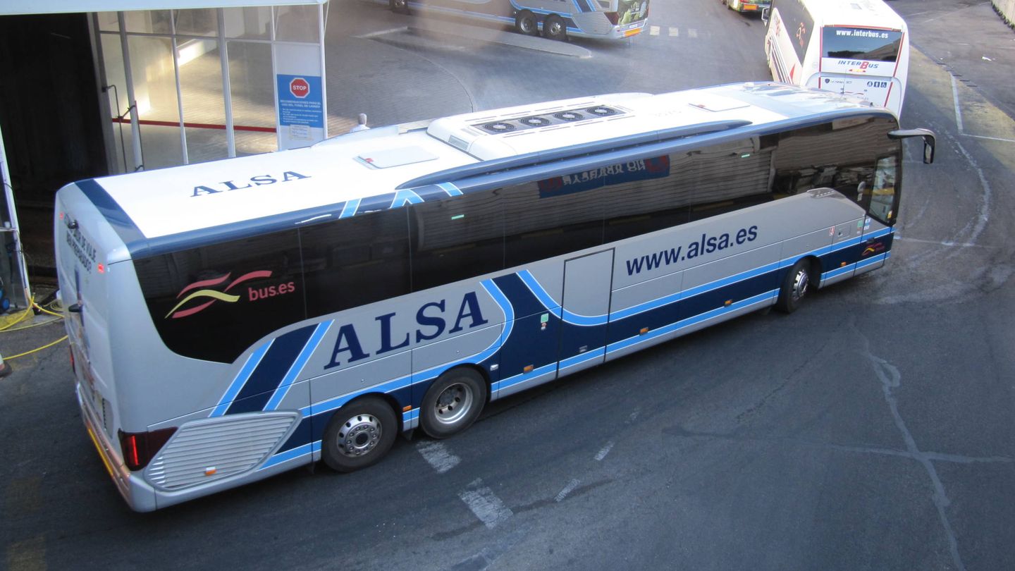 Un autobús de ALSA en Madrid. (EFE)