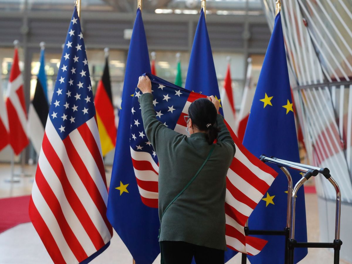 Foto: Una funcionaria del Consejo prepara las banderas para una visita del secretario de Estado de EEUU. (Reuters)