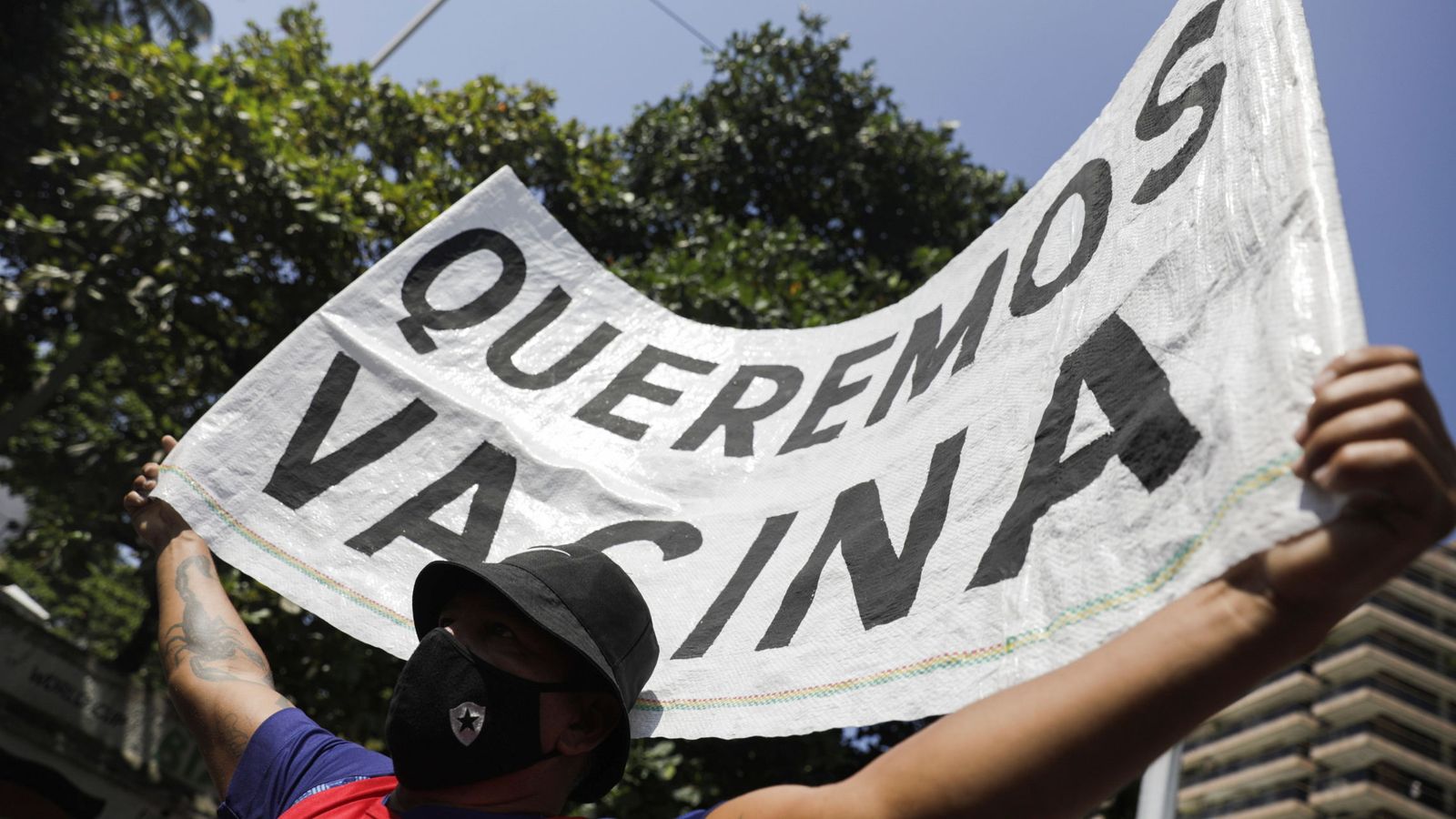 Protesta por la falta de vacunas en Río de Janeiro. (Reuters)