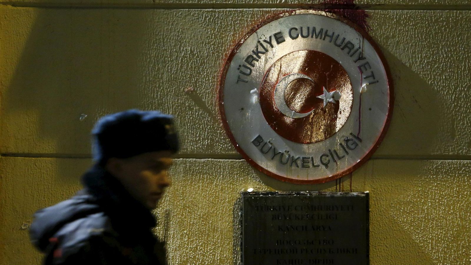 Foto: Un policía ruso custodia la embajada turca en Moscú, después de que un grupo de manifestantes rusos lanzase huevos y tomates contra la fachada el miércoles 25 de noviembre de 2015 (Reuters)