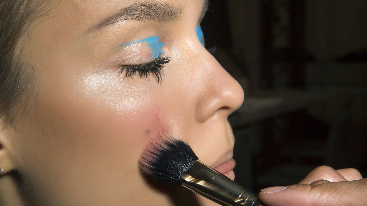 Las brochas tipo mofeta se utilizan para aplicar la base de maquillaje. (Launchmetrics Spotlight)