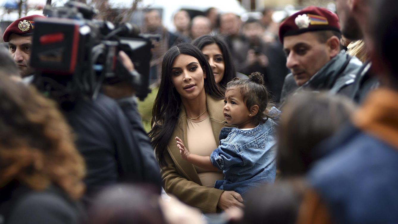 Foto: La 'socialite' Kim Kardashian junto a su hija North West durante su visita a Armenia el pasado día 8 (Retuers)