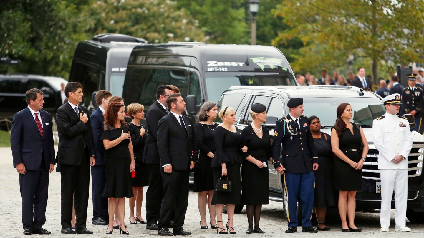 La familia del senador John McCain, frente a la Catedral Nacional de Washington. (Reuters)