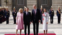 Los reyes Felipe y Letizia reciben a Emmanuel y Brigitte Macron en el Palacio Real: las imágenes de la ceremonia de bienvenida