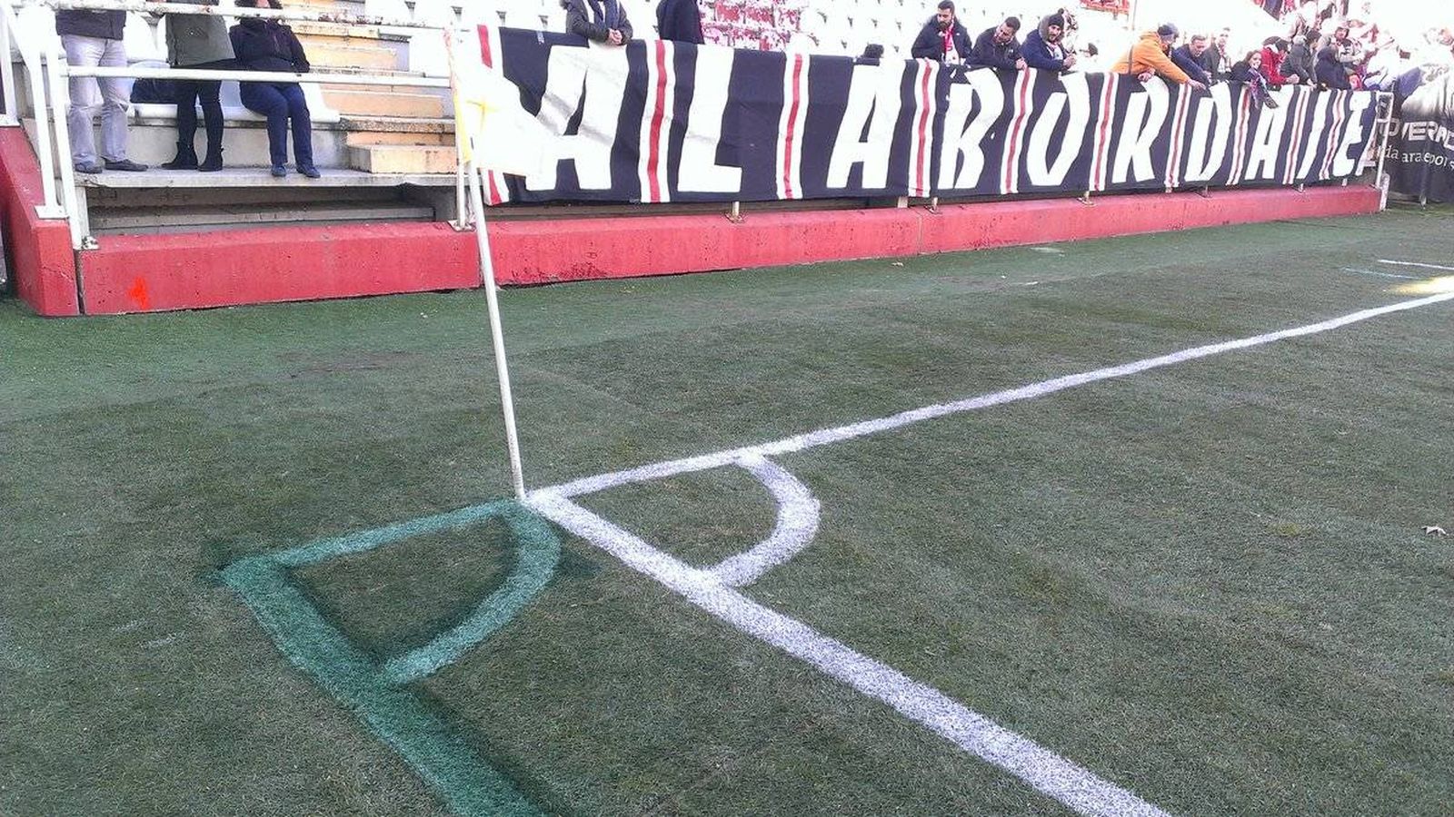 Foto: Las rayas del estadio de Vallecas, ya pintadas de verde (@AntonioLuqueroH).