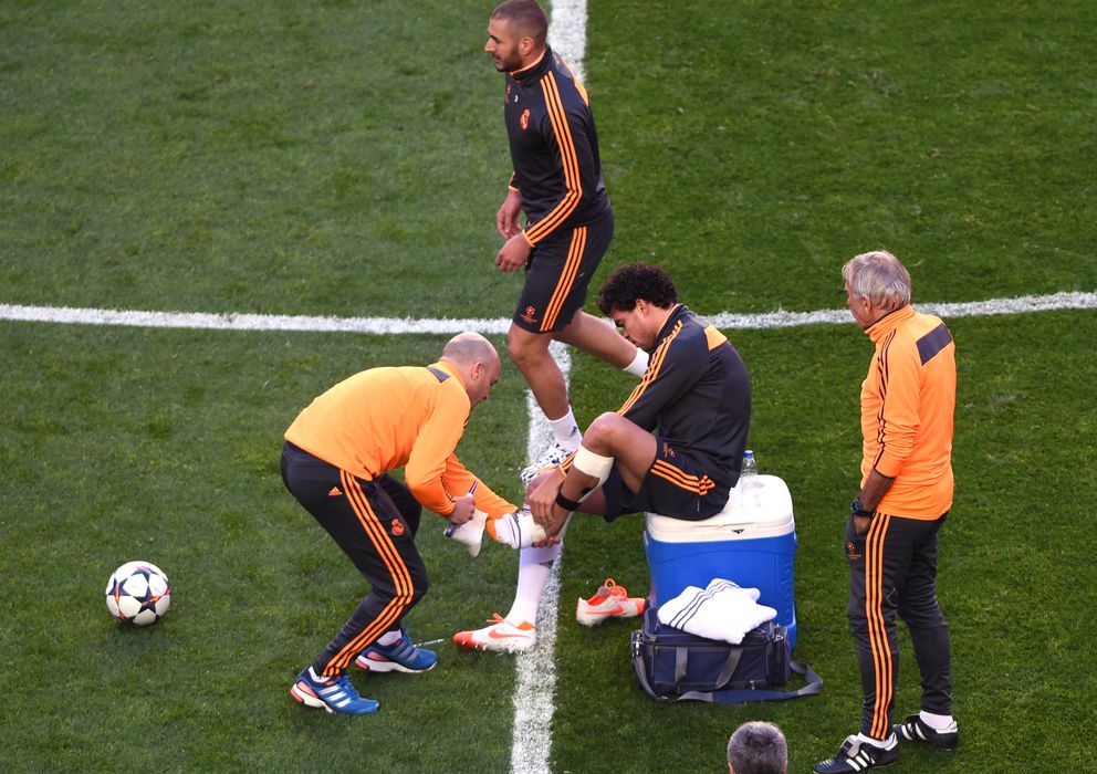 Foto: Pepe es atendido durante el entrenamiento del Real Madrid en Da Luz.