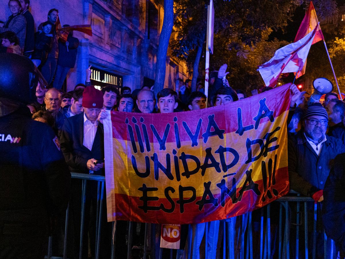 Foto: Manifestación contra la amnistía en Ferraz. (Sergio Beleña)