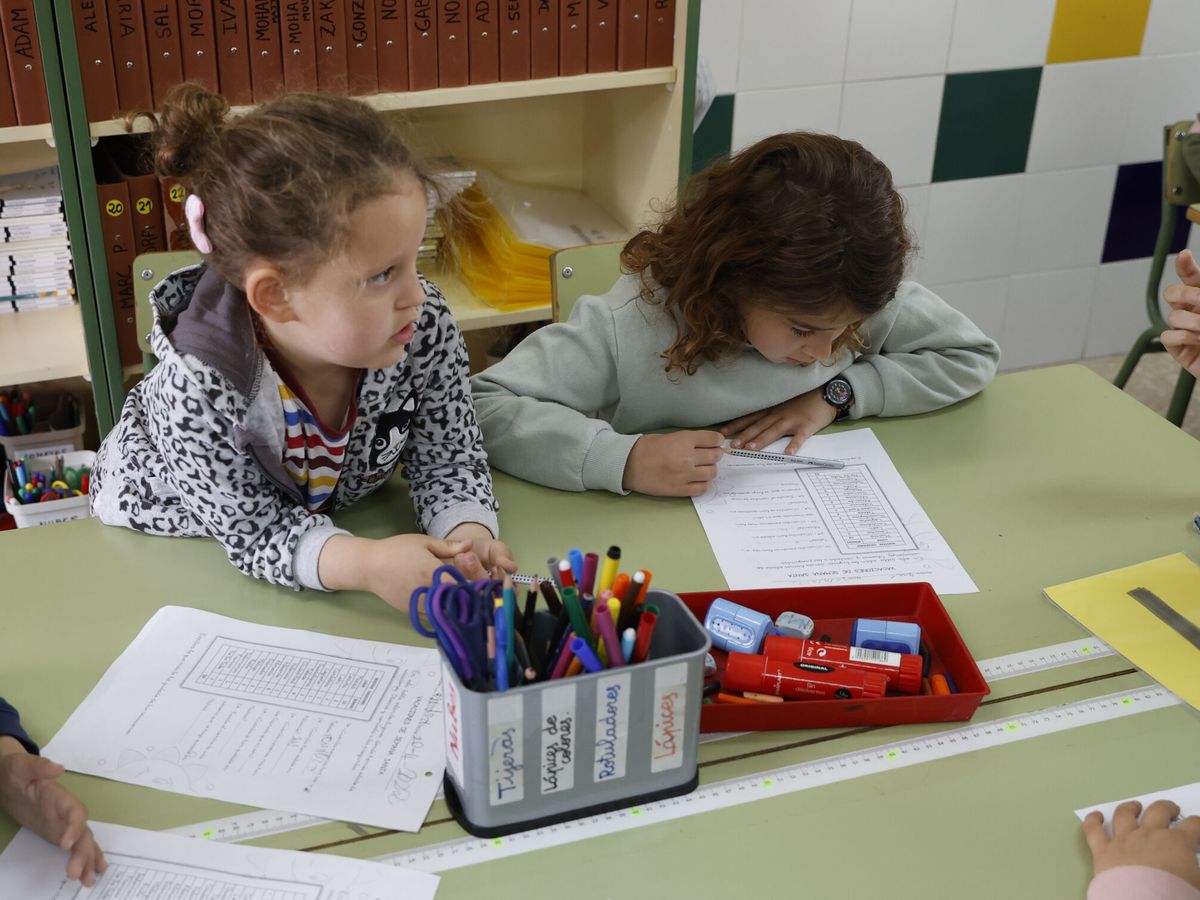 Foto: Dos niños asisten a clase, en el primer día sin mascarilla en las aulas, este miércoles en el CEIP Mario Benedetti de Madrid. (EFE)