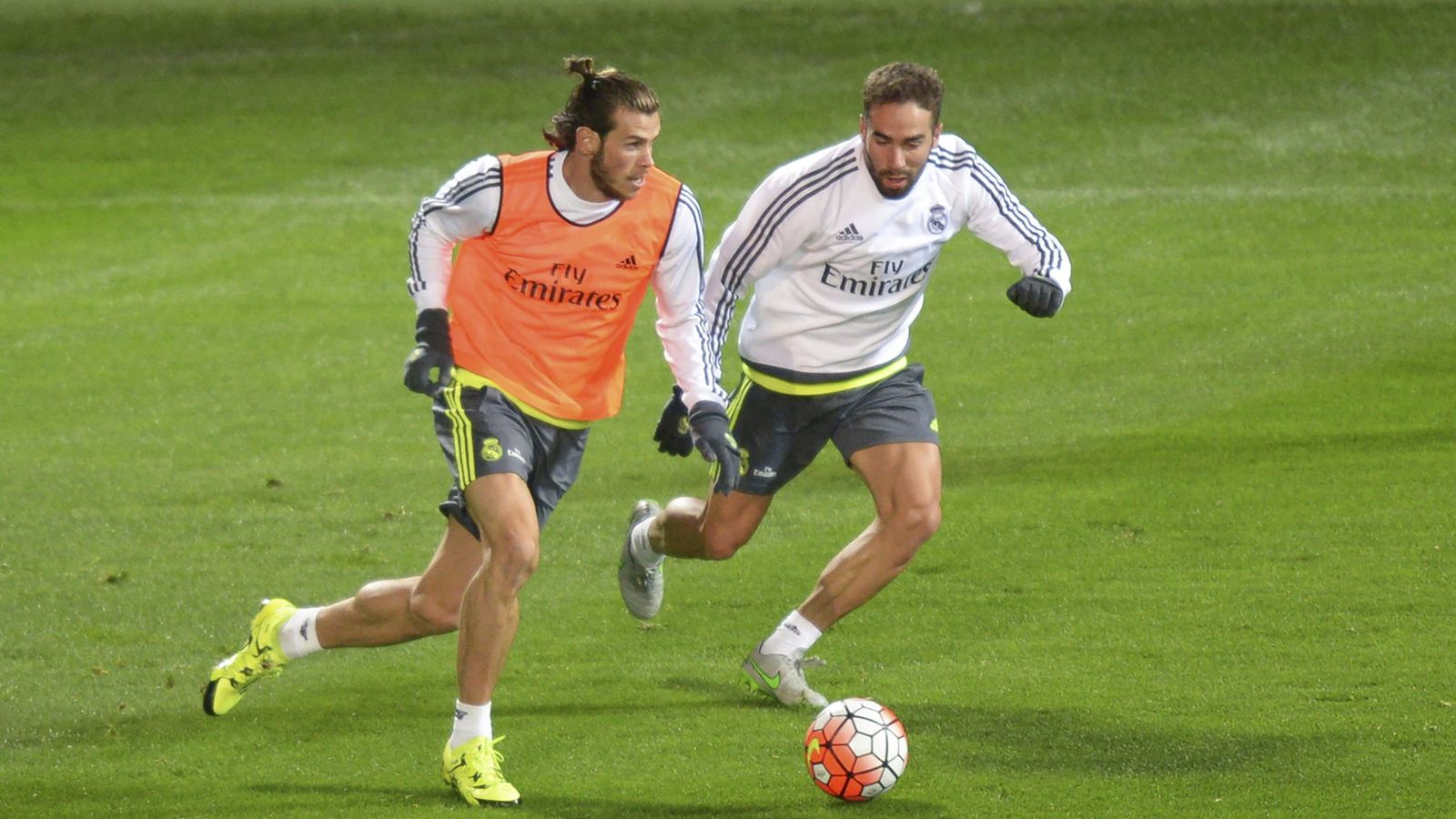 Foto: Gareth Bale, en un entrenamiento junto a Carvajal.