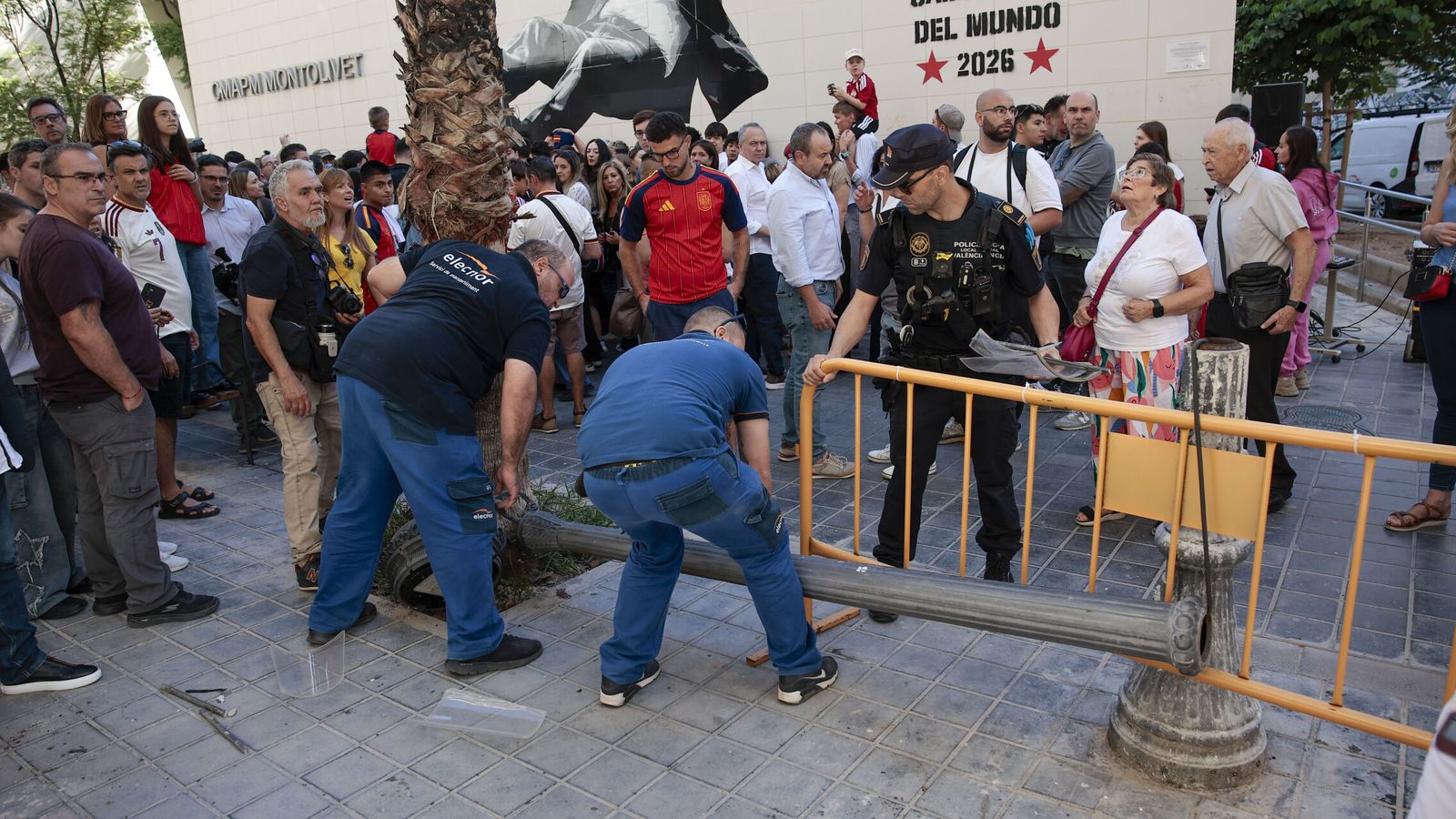 Heridas tres personas al caer una farola en un acto de homenaje a Luis de la Fuente