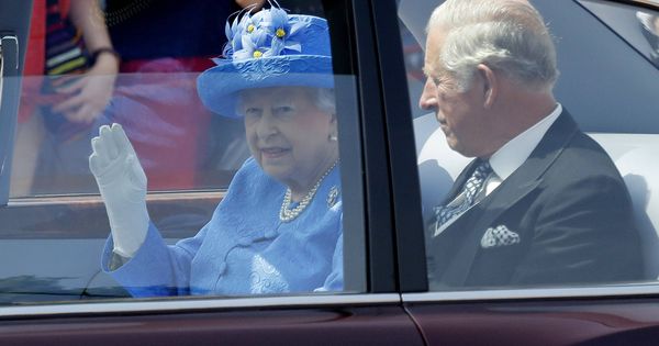 Foto: Isabel II (sin cinturón de seguridad) junto a su hijo, el príncipe Carlos. (Gtres)