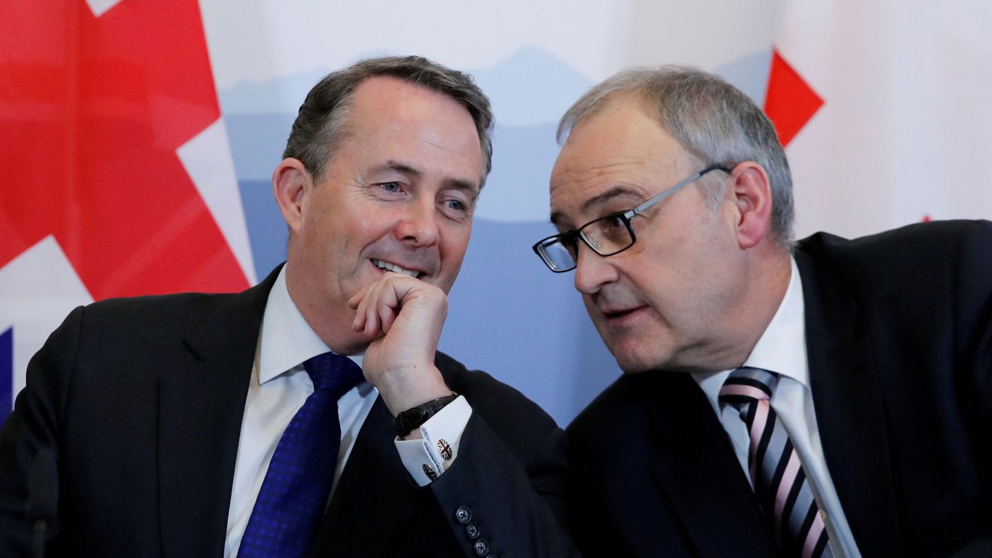 Liam Fox, secretario de Estado de Comercio Internacional de Reino Unido (izquierda), charla con Guy Parmelin, ministro de Economía suizo. (Reuters)