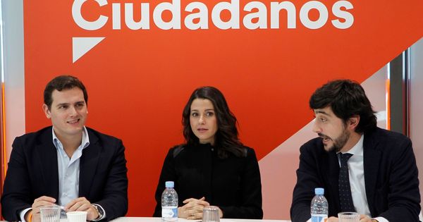 Foto: Albert Rivera junto a Inés Arrimadas y el diputado Toni Roldán durante la primera reunión de la Ejecutiva nacional de 2018. (EFE)
