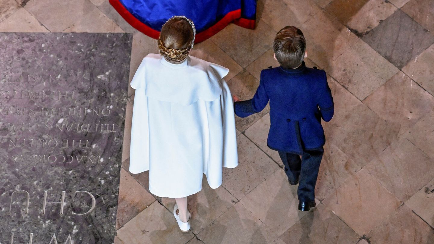 Charlotte y Louis, durante la coronación.     (Reuters/Pool/Gareth Cattermole)