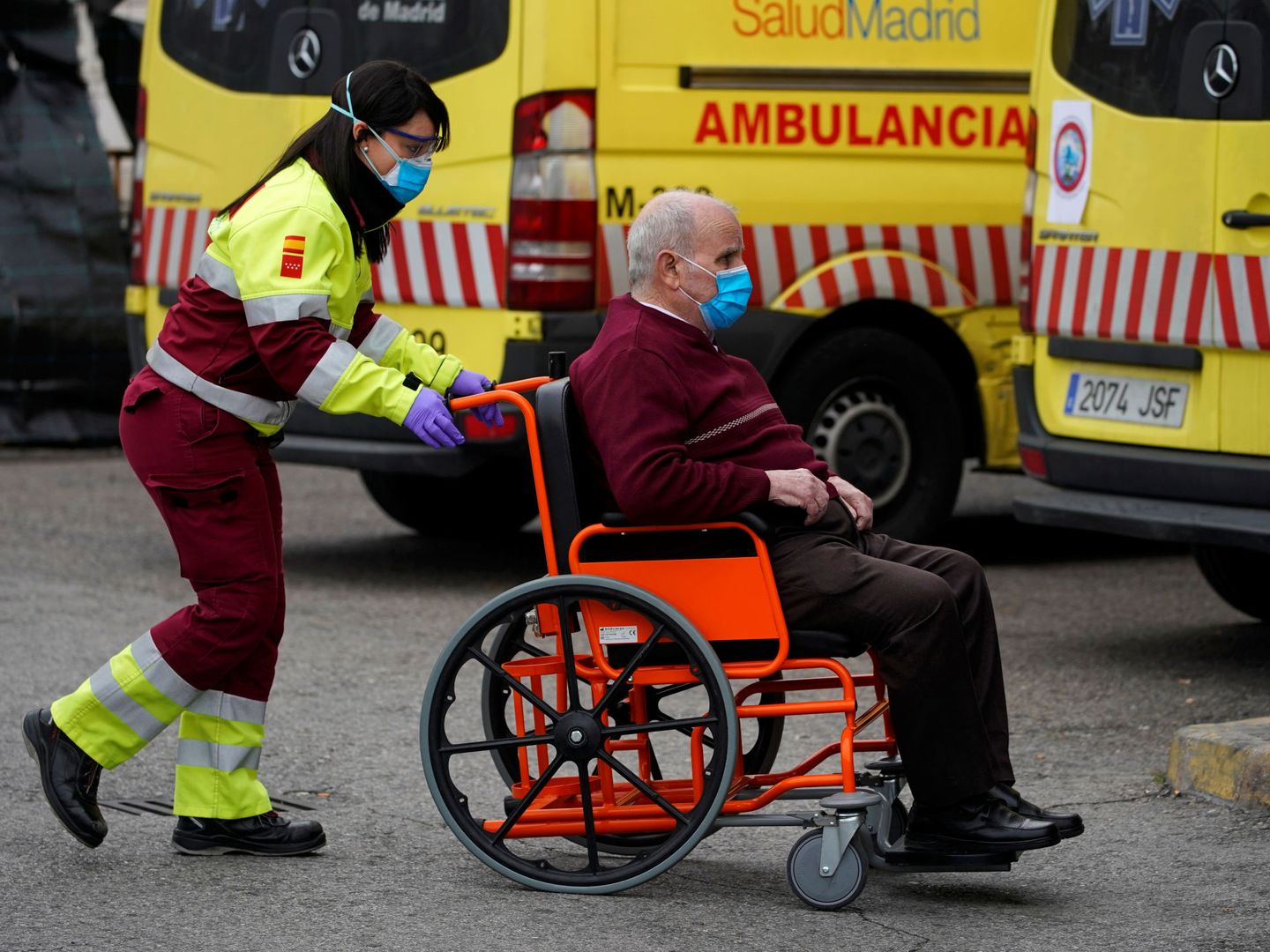 Una operaria de ambulancias, junto a un enfermo, en el Hospital 12 de Octubre de Madrid. (Reuters)