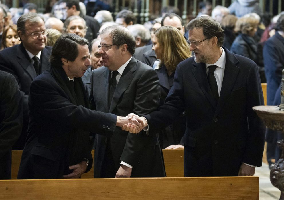Foto: Mariano Rajoy (d) saluda al expresidente José María Aznar (i) en presencia del presidente de Castilla y León, Juan Vicente Herrera. (EFE)