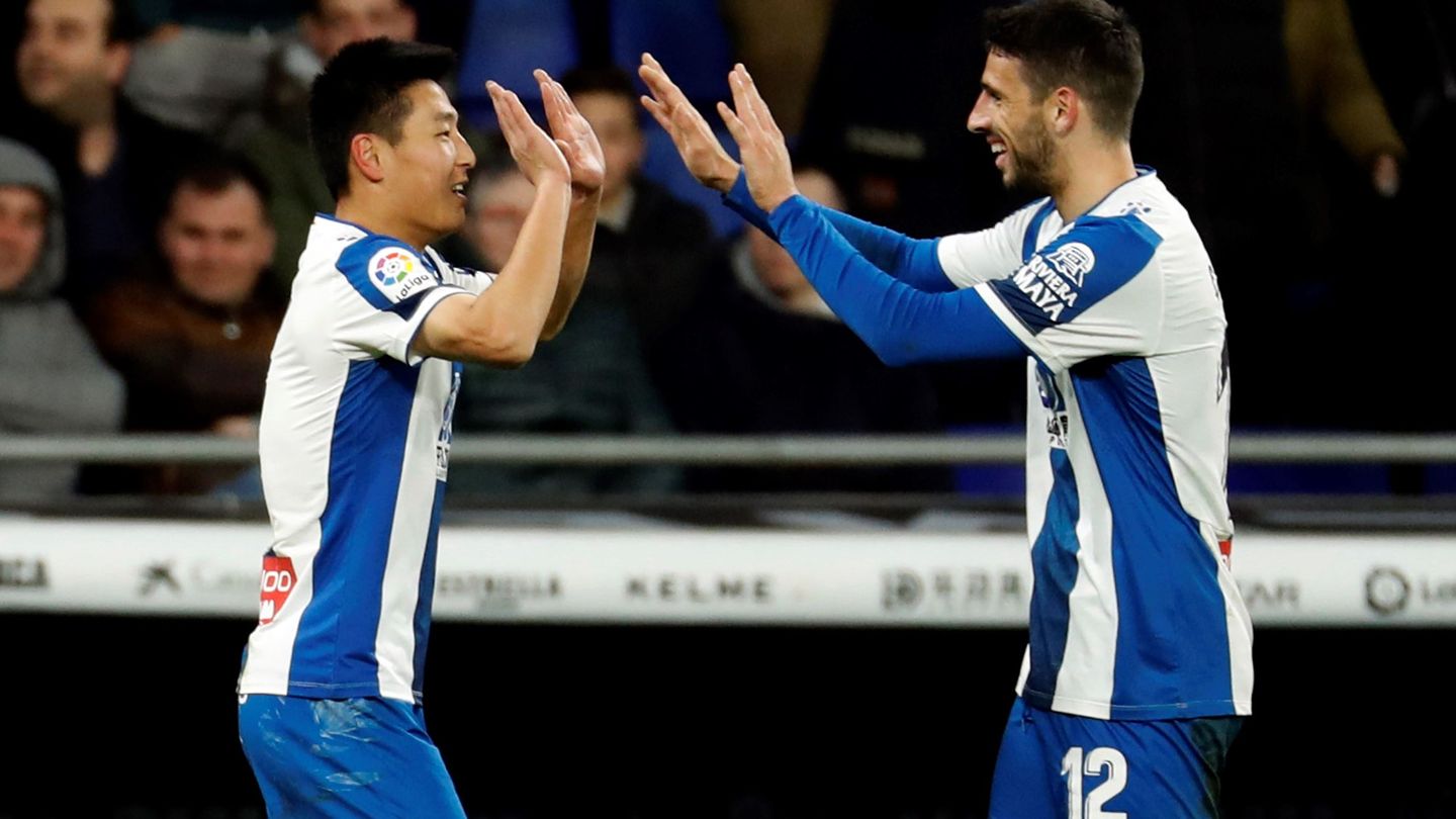 Wu Lei celebra con Calleri el gol del empate ante el Barça. (EFE)