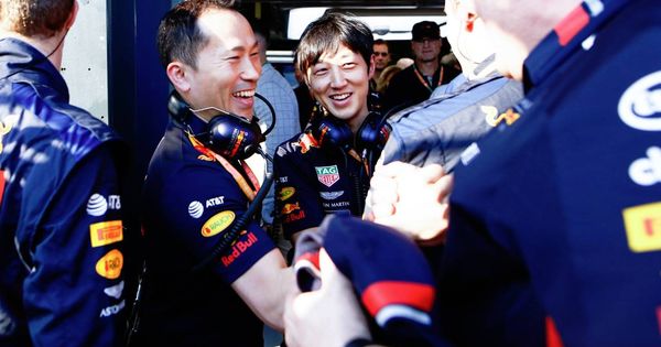 Foto: Los ingenieros de Honda y Red Bull tras el podio en Australia. (Foto: HondaRacingF1)