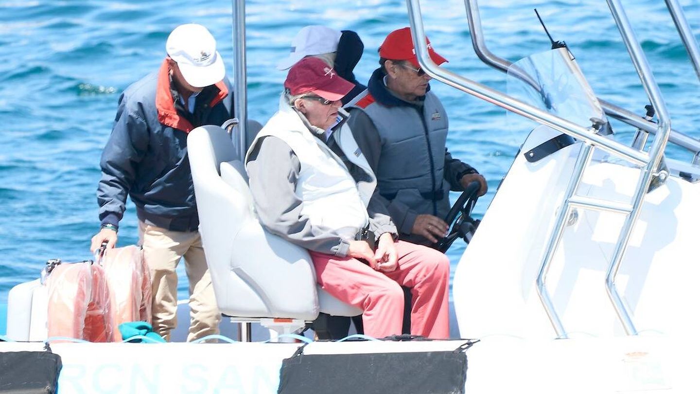 El rey Juan Carlos, a bordo de la embarcación. (LP)
