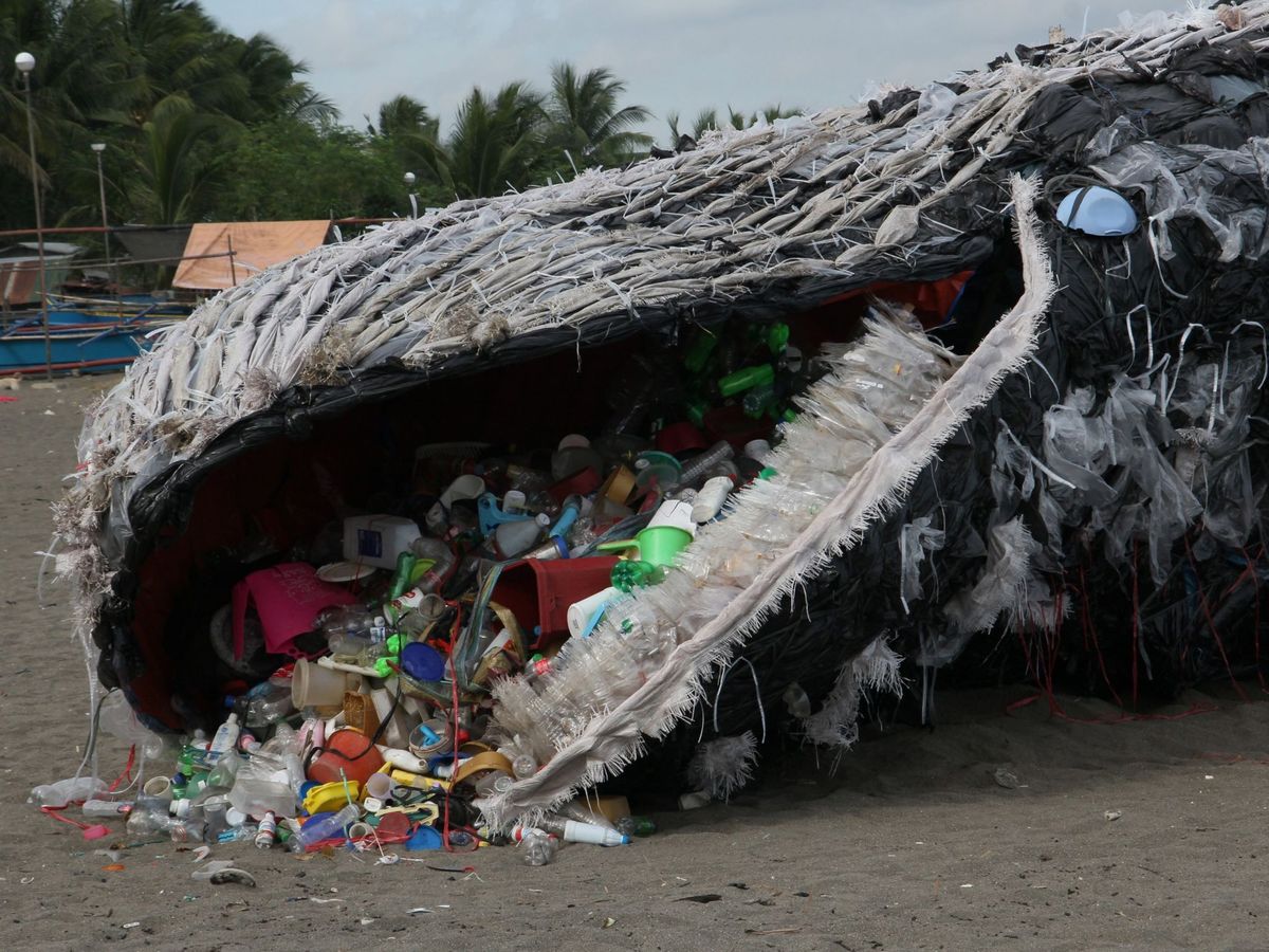 Foto: Escultura de una ballena rellena de plástico. (Greenpeace)
