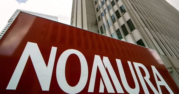 Foto: Logo del holding Nomura frente al edificio de la compañia Shinjuku en Tokio, Japón