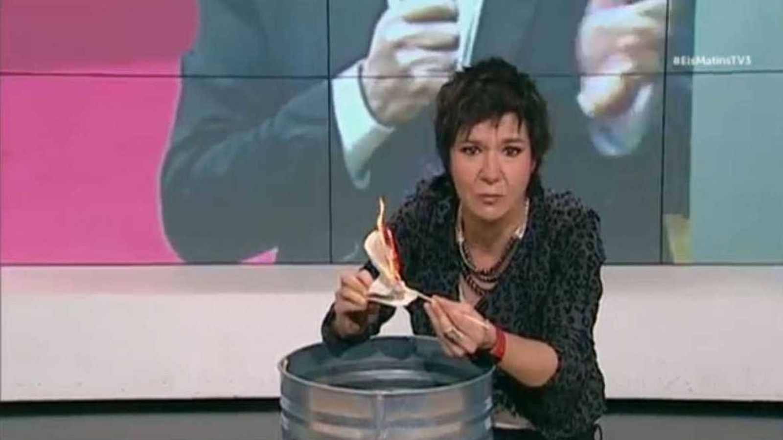 Foto: La periodista Empar Moliner quema una Constitución en directo.