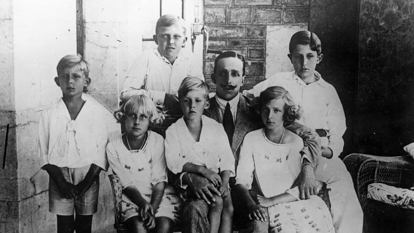 Alfonso XIII, con sus hijos. (Getty)