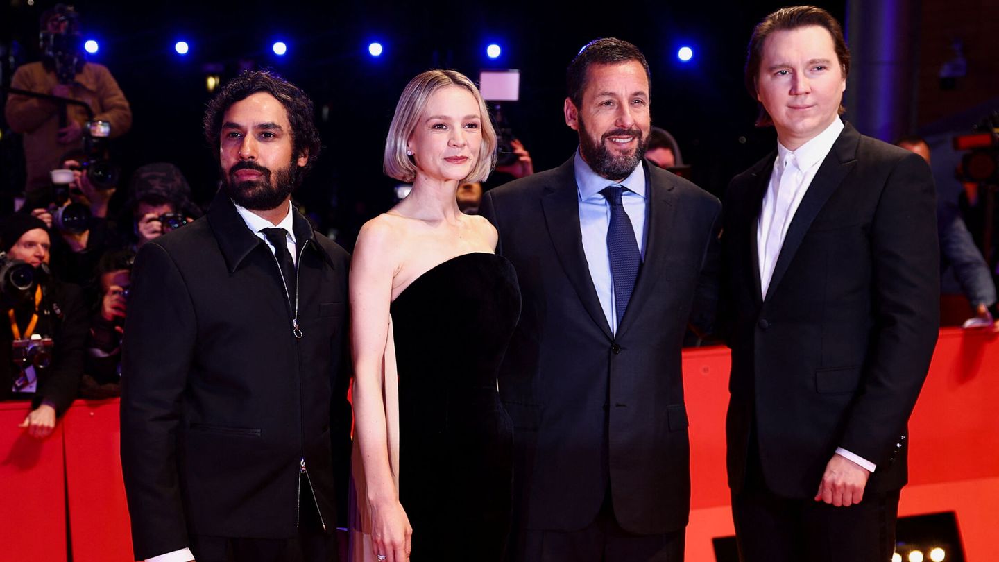 Kunal Nayyar, Carey Mulligan, Adam Sandler y Paul Dano, en la Berlinale. (Reuters/Lisi Niesner)
