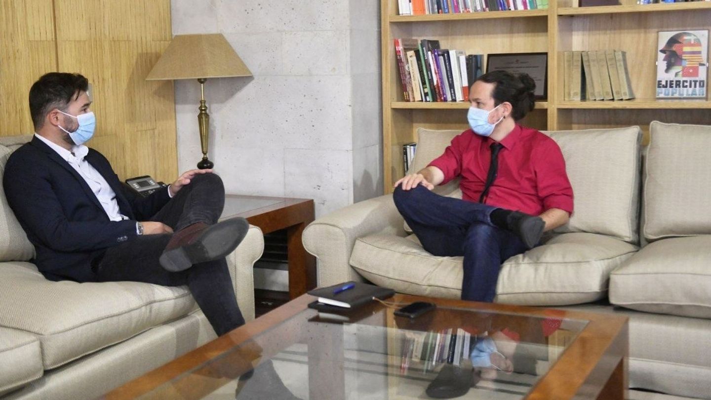El vicepresidente segundo del Gobierno, Pablo Iglesias (d), y el portavoz de ERC, Gabriel Rufián. (EFE)