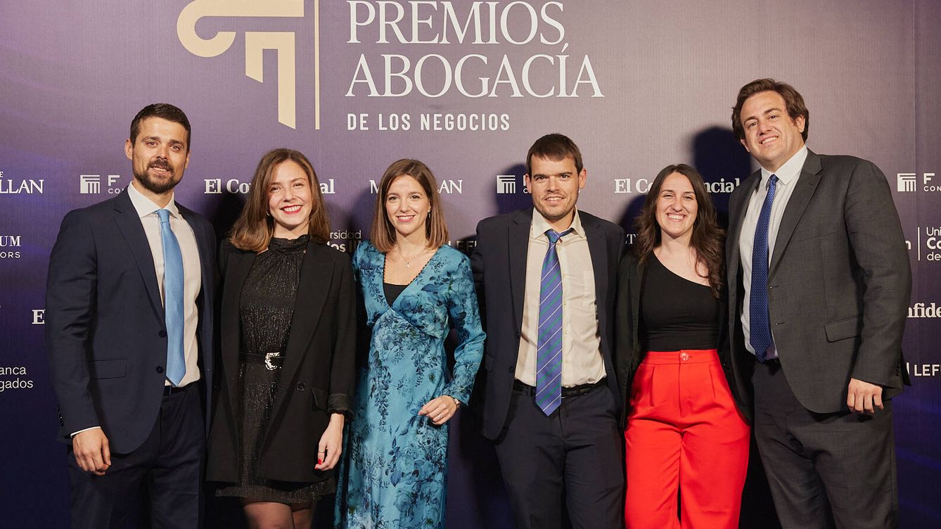 Miembros del equipo de El Confidencial en la II Edición de los Premios a la Abogacía de los Negocios.