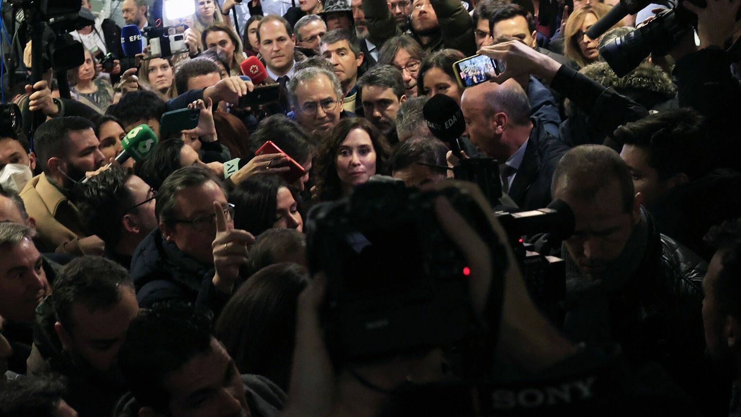 Isabel Díaz Ayuso, rodeada de medios de comunicación en el evento de la Complutense. (EFE/Zipi Aragón)