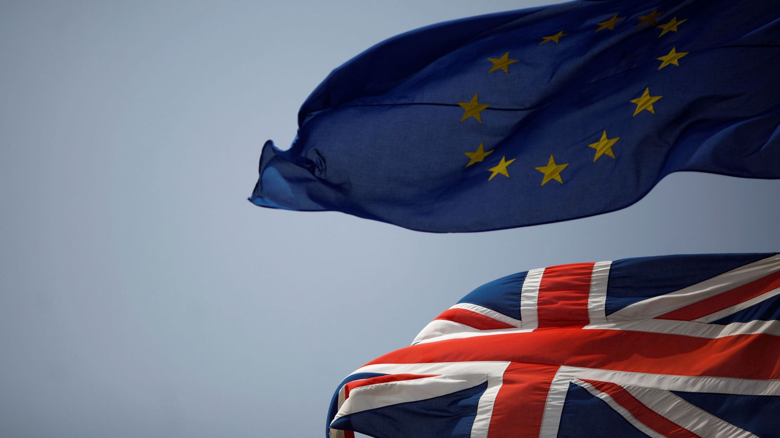 Foto: Las banderas de Reino Unido y la Unión Europea, ondeando en Gibraltar. (Reuters)