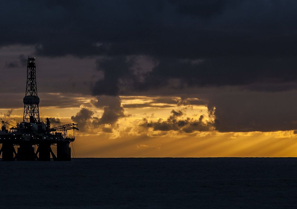 Foto: Prospecciones petrolíferas en el Atlántico, en aguas cercanas a Canarias. (EFE)