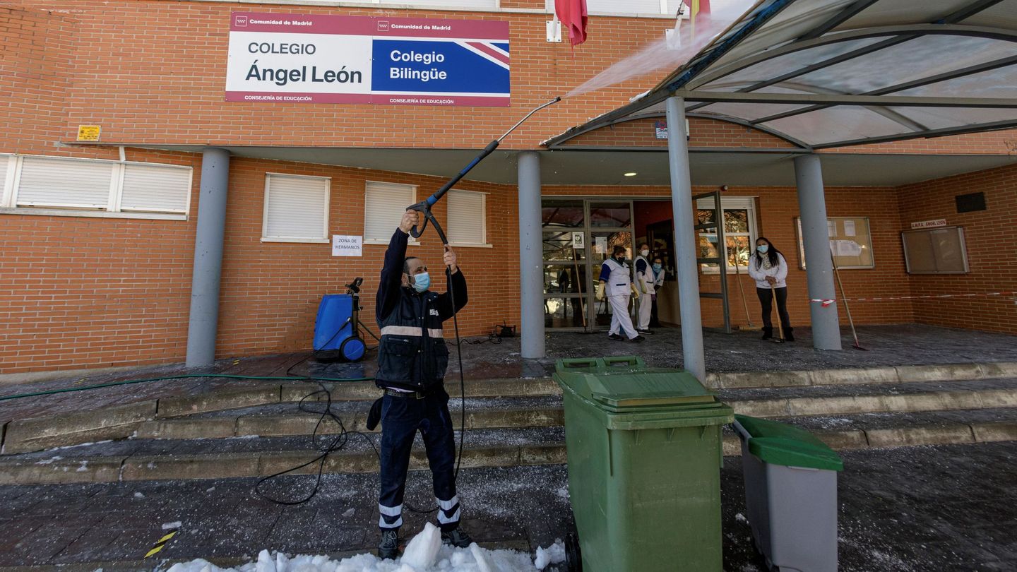 Personal de limpieza retira de hielo y nieve en un colegio de Colmenar Viejo, Madrid. (EFE)
