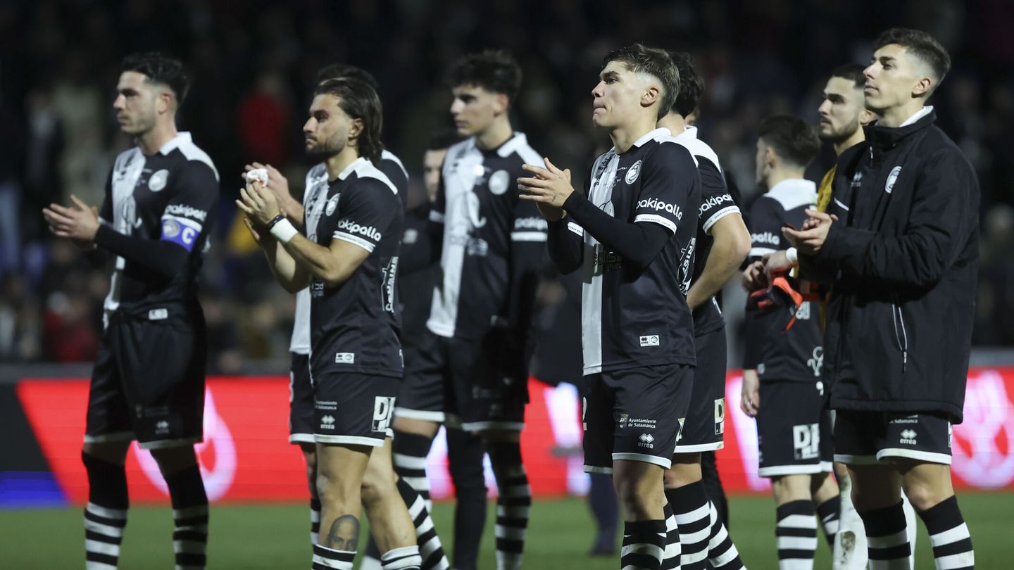 Los jugadores del Unionistas de Salamanca aplauden al público tras el partido de octavos de final de la Copa. (EFE / Kiko Huesca)