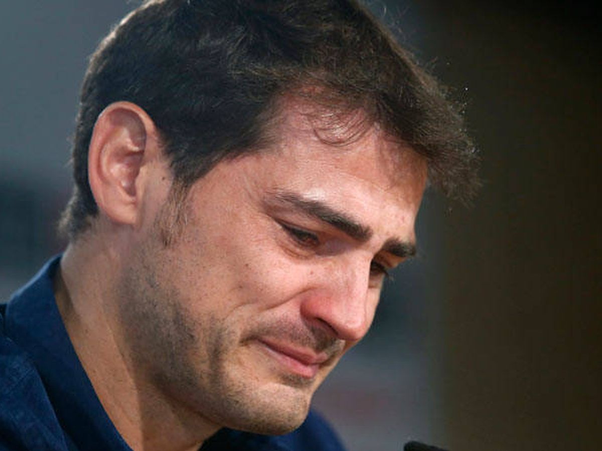 Foto: Iker Casillas llora en su despedida del Real Madrid. (EFE)