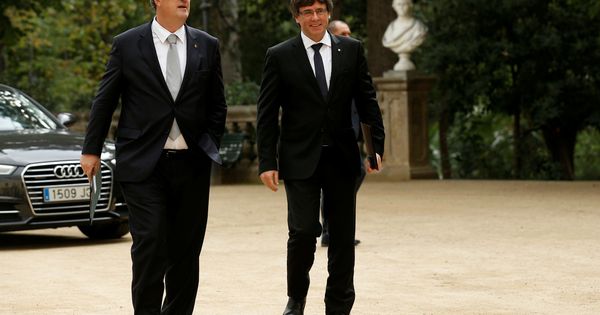 Foto: El conseller de Interior, Joaquim Forn, junto a Carles Puigdemont. (REUTERS)