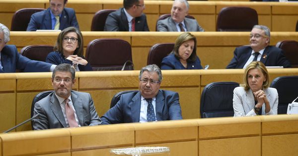 Foto: Los ministros de Fomento,  Íñigo de la Serna (i), del Interior, Juan Ignacio Zoido (2i), y de Defensa, María Dolores de Cospedal. (EFE) 