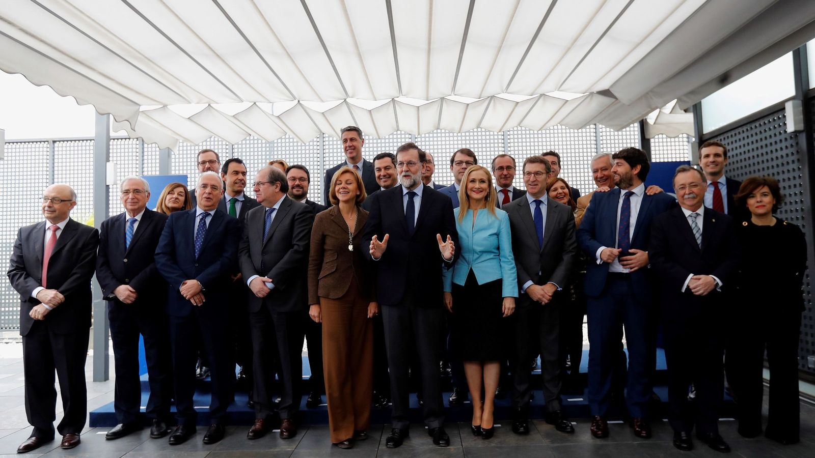 Foto: El jefe del Gobierno y líder del PP, Mariano Rajoy (c), posa para la foto de familia antes de la reunión que ha mantenido hoy con presidentes regionales en la sede de la calle Génova. (EFE)
