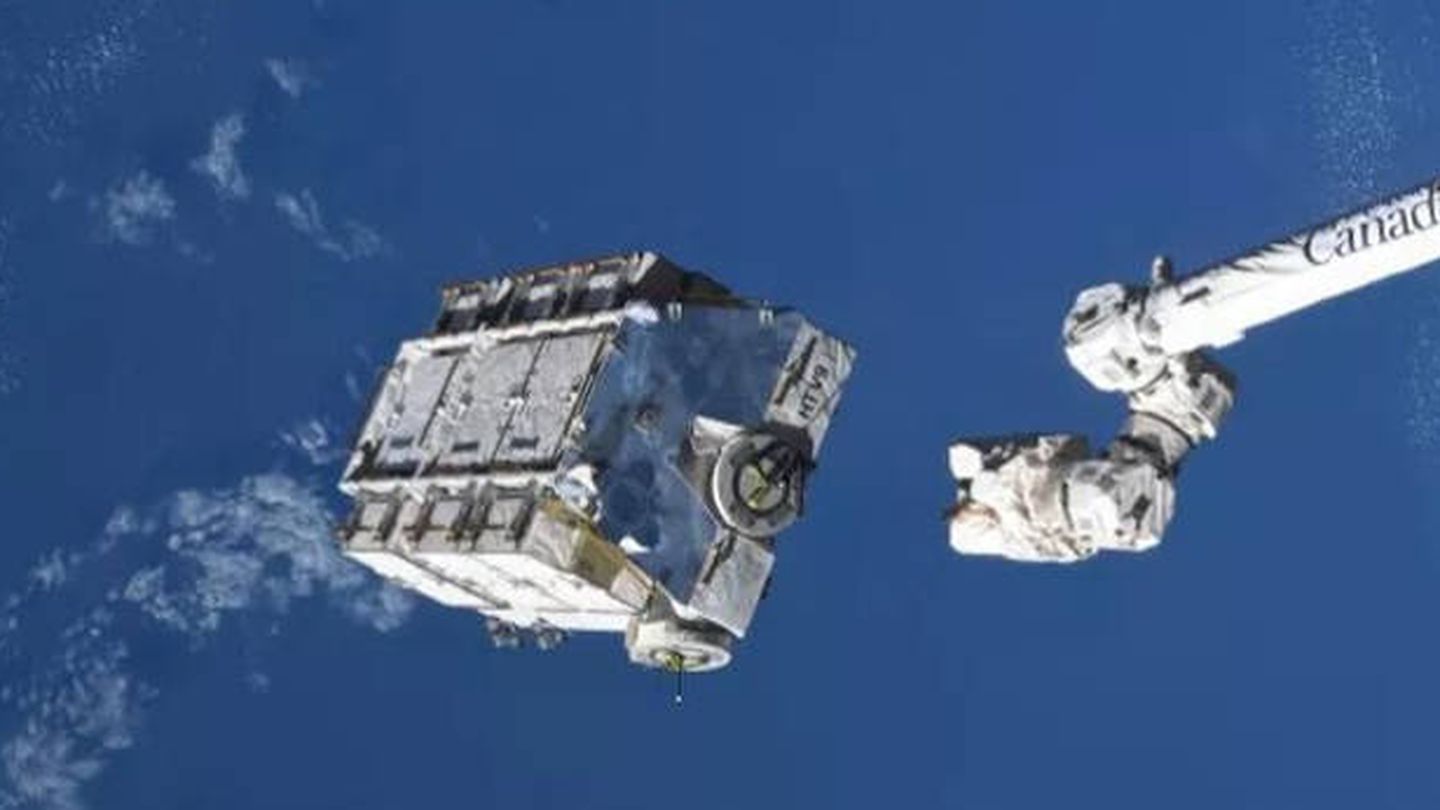 El palet de 2,9 toneladas de baterías inútiles que la ISS lanzó la semana pasada para que se destruyeran en la reentrada (NASA) 