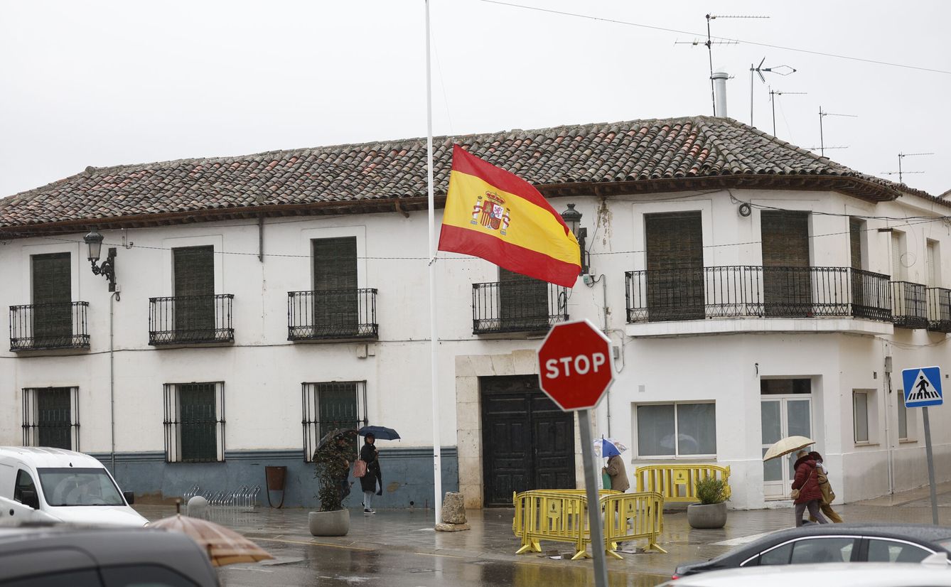 Banderas a media asta y luto en Morata de Tajuña tras el crimen de los tres hermanos. (EFE)
