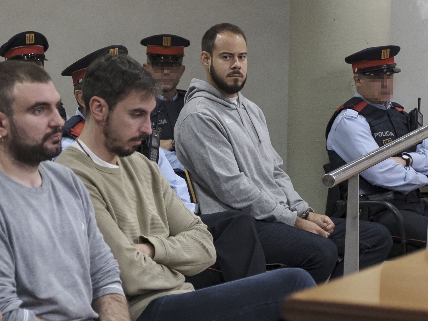 El rapero Pablo Hasél mira a cámara en su último juicio por las protestas tras el arresto de Puigdemont. EFE 