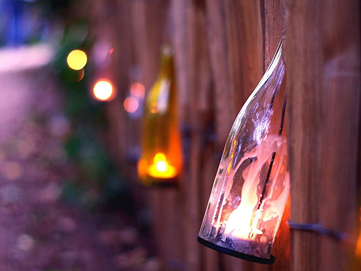 Foto: Cómo hacer las lámparas de botellas más bonitas (o dónde comprarlas, si no eres manitas). (Getty)